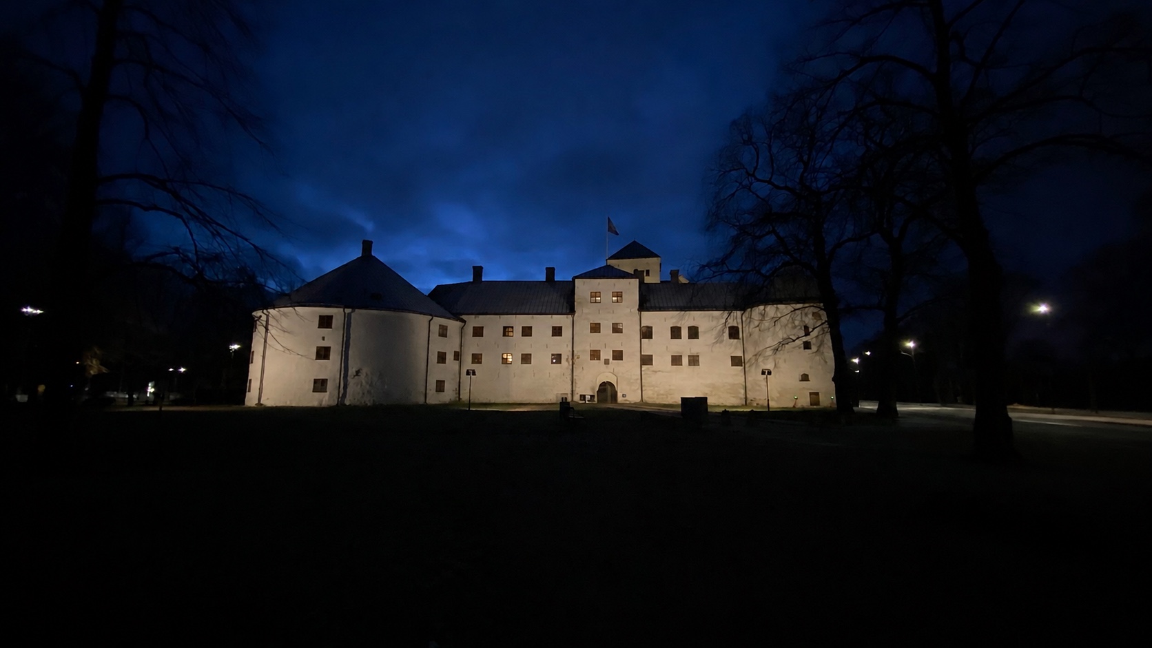 Turun linna valaistuna sinisenä hetkenä.