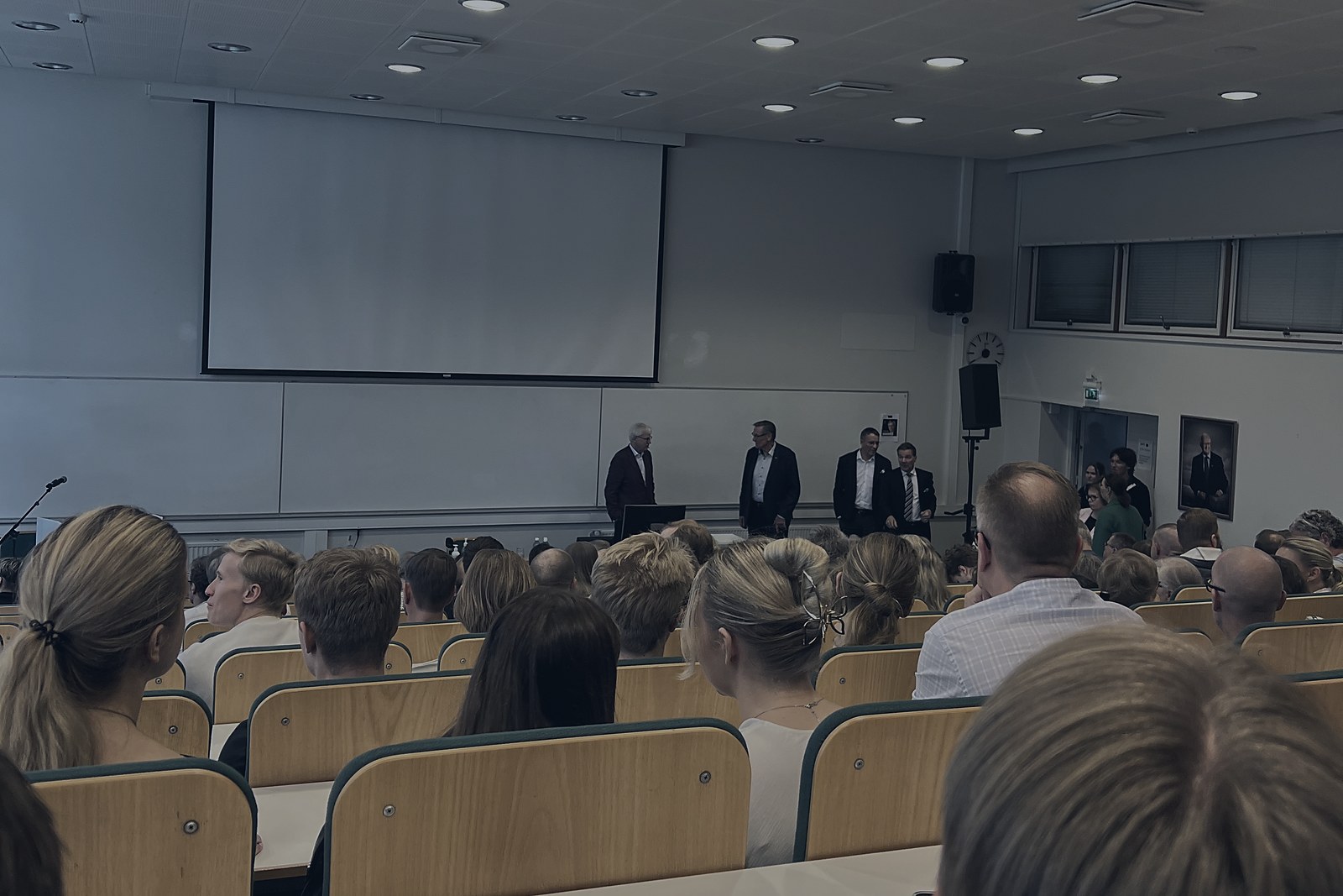 Opiskelijoita luentosalissa esityksen aikana.